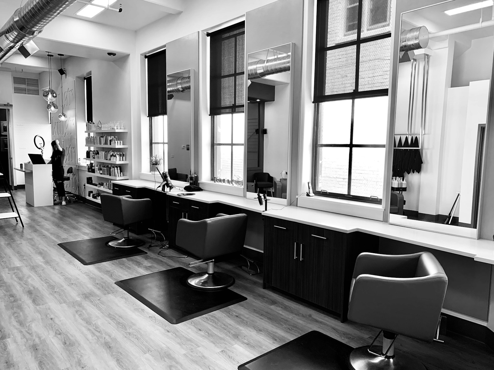 Interior de um salão de beleza preparado para atender clientes